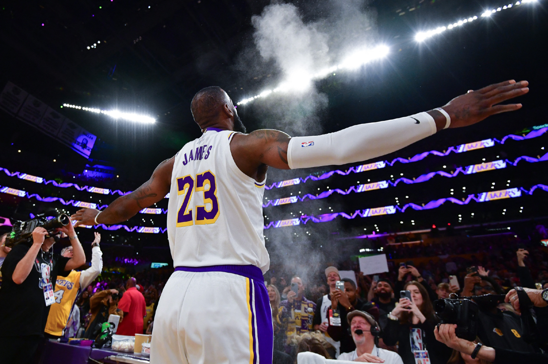 历史第一人！詹姆斯至今20年打圣诞大战！高于NBA18支球队！